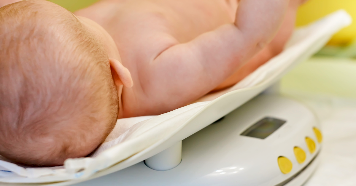 كم وزن الطفل في الشهر السادس.. كيف اعرف ان وزن طفلي طبيعي؟