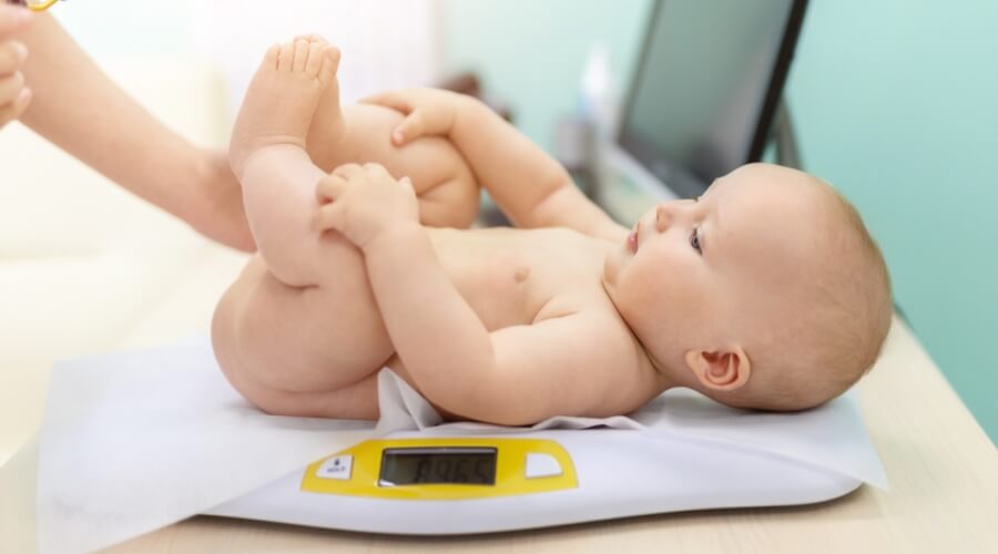 كم وزن الطفل في الشهر السادس