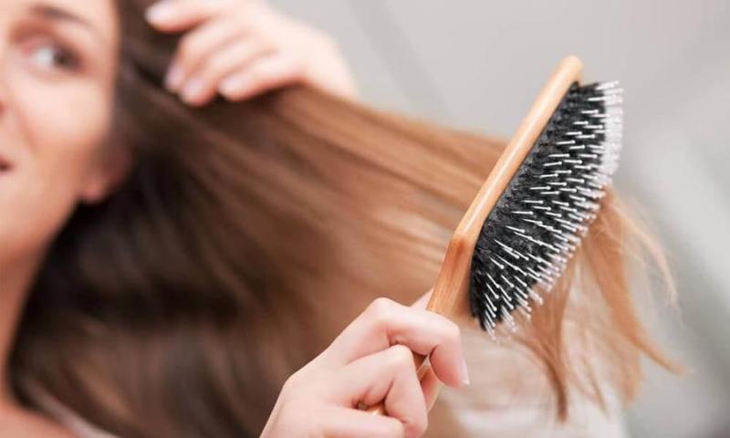كيف أنظف فرشاة الشعر