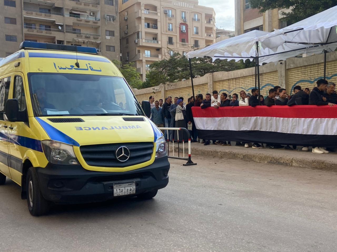 سيارات الإسعاف تتمركز أمام لجان الجيزة لتأمين انتخابات مجلس النواب 2025