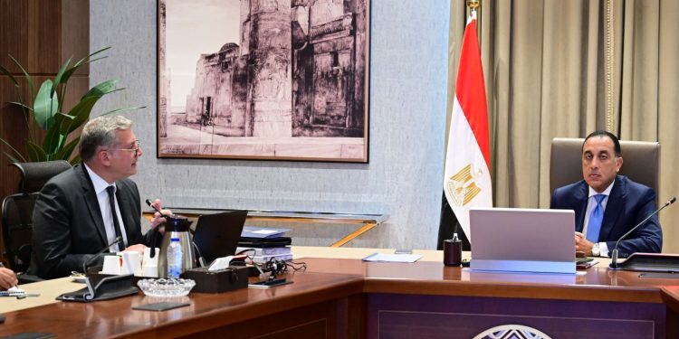 مدبولي يستعرض مع وزير البترول جهود مصر في تعزيز الإنتاج البترولي والغازي