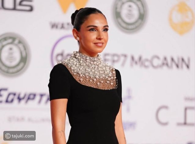 سلمى أبو ضيف تتألق بفستان مزين باللؤلؤ في افتتاح مهرجان القاهرة السينمائي الـ46