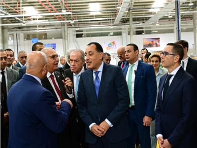 رئيس الوزراء يتفقد مصنع المنصور للفلاتر بالعاشر من رمضان ويطلع على مراحل الإنتاج