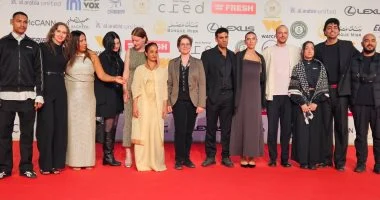 أبطال فيلمي “ترميم” و”ضد السينما” يضيئون السجادة الحمراء بمهرجان القاهرة السينمائي