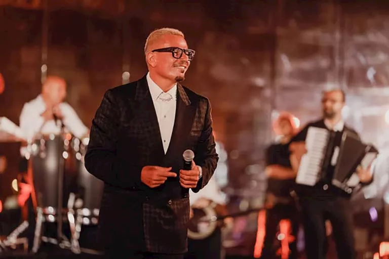 عمرو دياب يشعل جزيرة ياس بأمسية موسيقية استثنائية