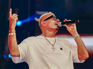 عمرو دياب يحيي حفله في دبي ويهنئ المصريين على افتتاح المتحف المصري الكبير