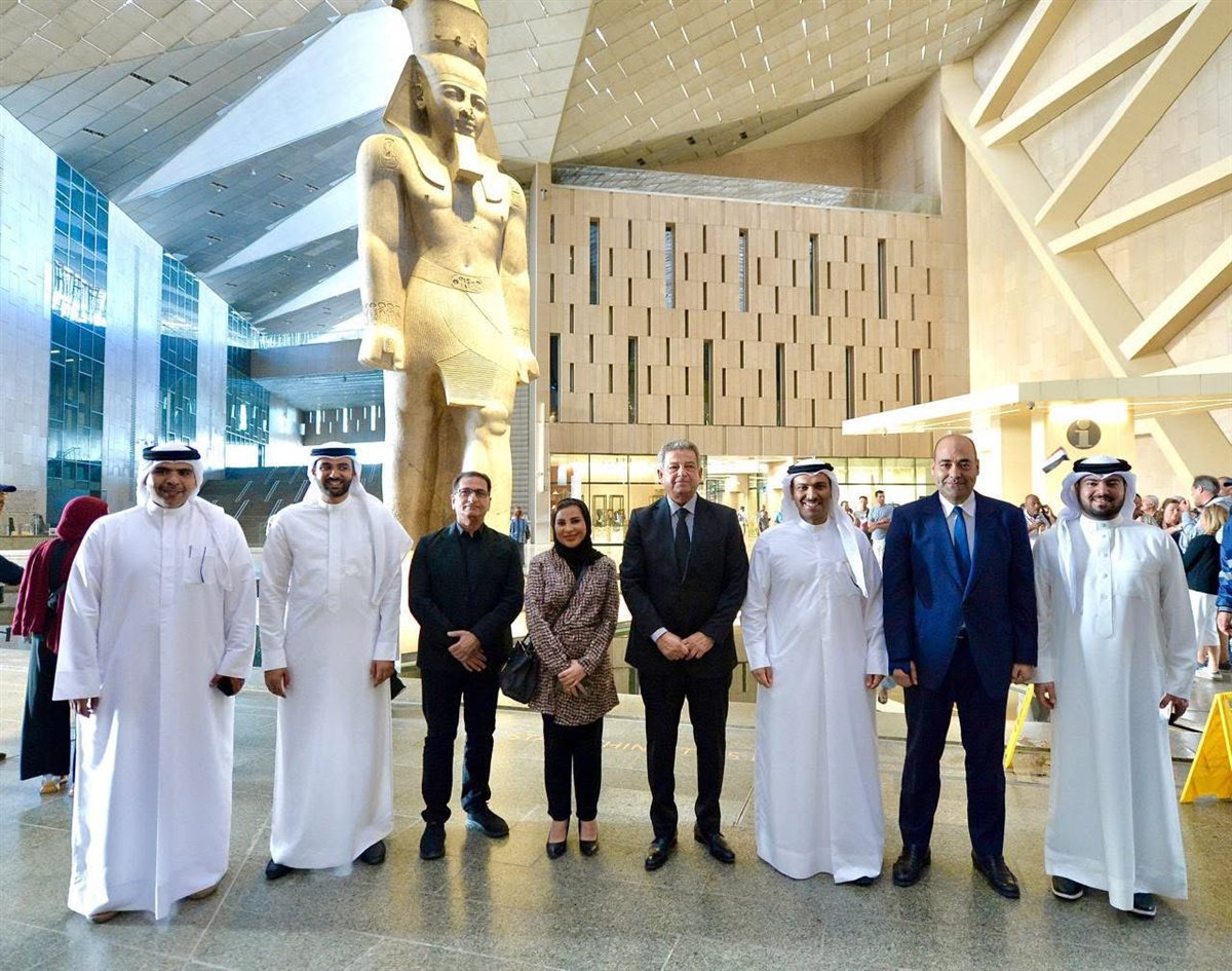 رئيس الإعلام المصري يصطحب وزير الإعلام البحريني في جولة بالأهرامات والمتحف الكبير