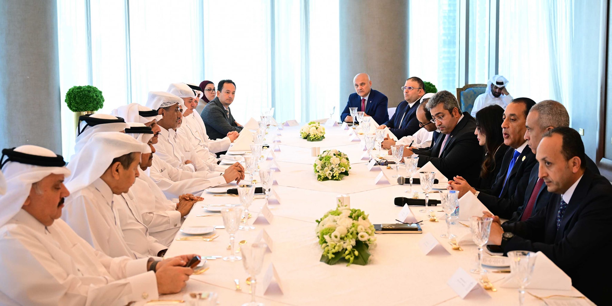 مدبولي يلتقي رابطة رجال الأعمال القطريين في الدوحة ويدعو لزيادة الاستثمارات في مصر