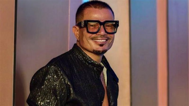 عمرو دياب يتألق بدلة Amiri في حفل أبوظبي ويحيي جمهور جزيرة ياس