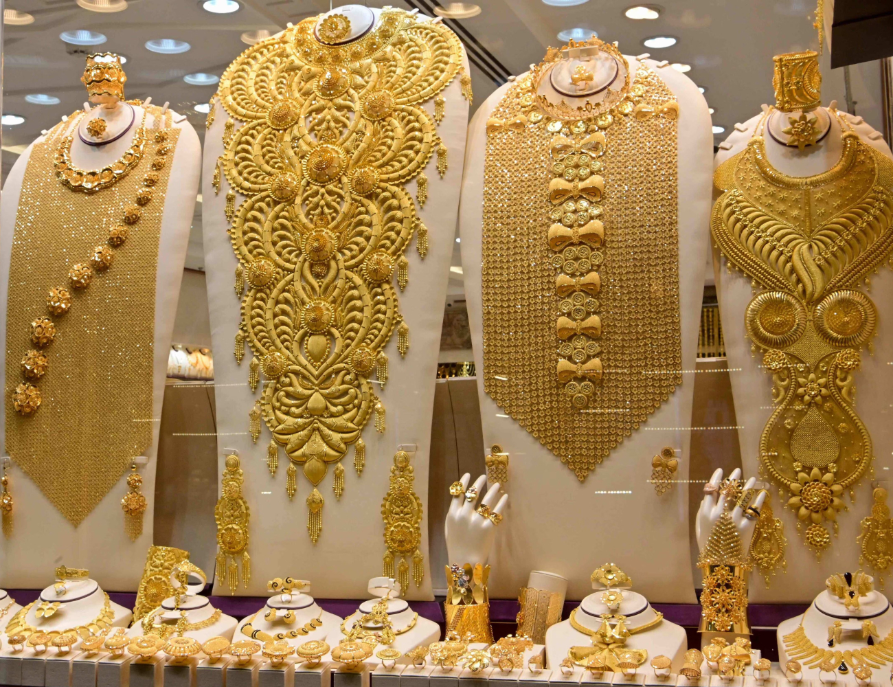 أسعار الذهب ترتفع طفيفًا في مصر والعالم وسط تقلبات السياسة النقدية الأمريكية