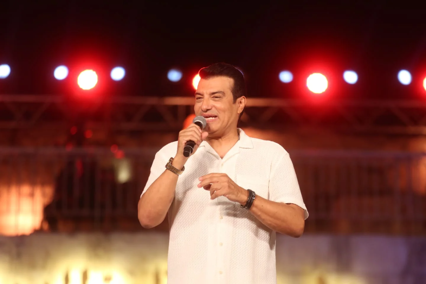إيهاب توفيق يشعل حفلاً جماهيرياً بمدينتي في أمسية موسيقية استثنائية