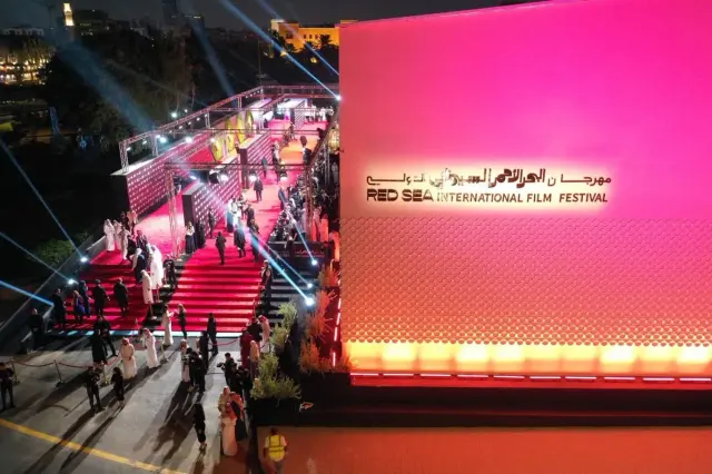 مهرجان البحر الأحمر السينمائي يحتفي بنجمة السينما الهندية ريخا ويعرض فيلم أومراو جان بعد ترميمه