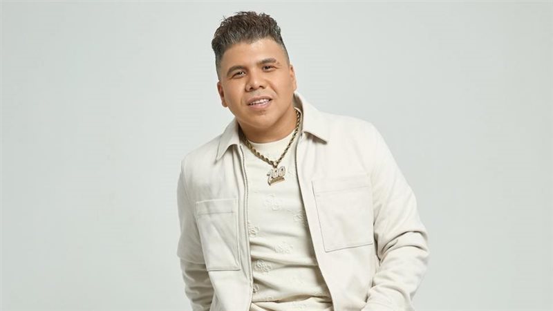 عمر كمال يحكي قصة مؤثرة عن مرافقته لرجل كفيف في الصلاة