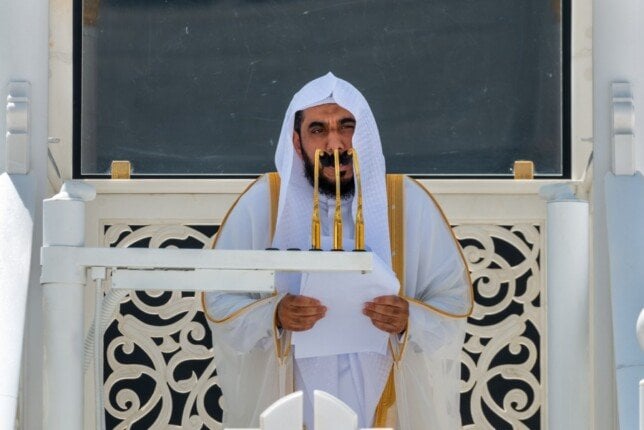 إمام المسجد الحرام يدعو المسلمين لتقوى الله ويؤكد أن الإيمان الصادق أساس السعادة والعزة