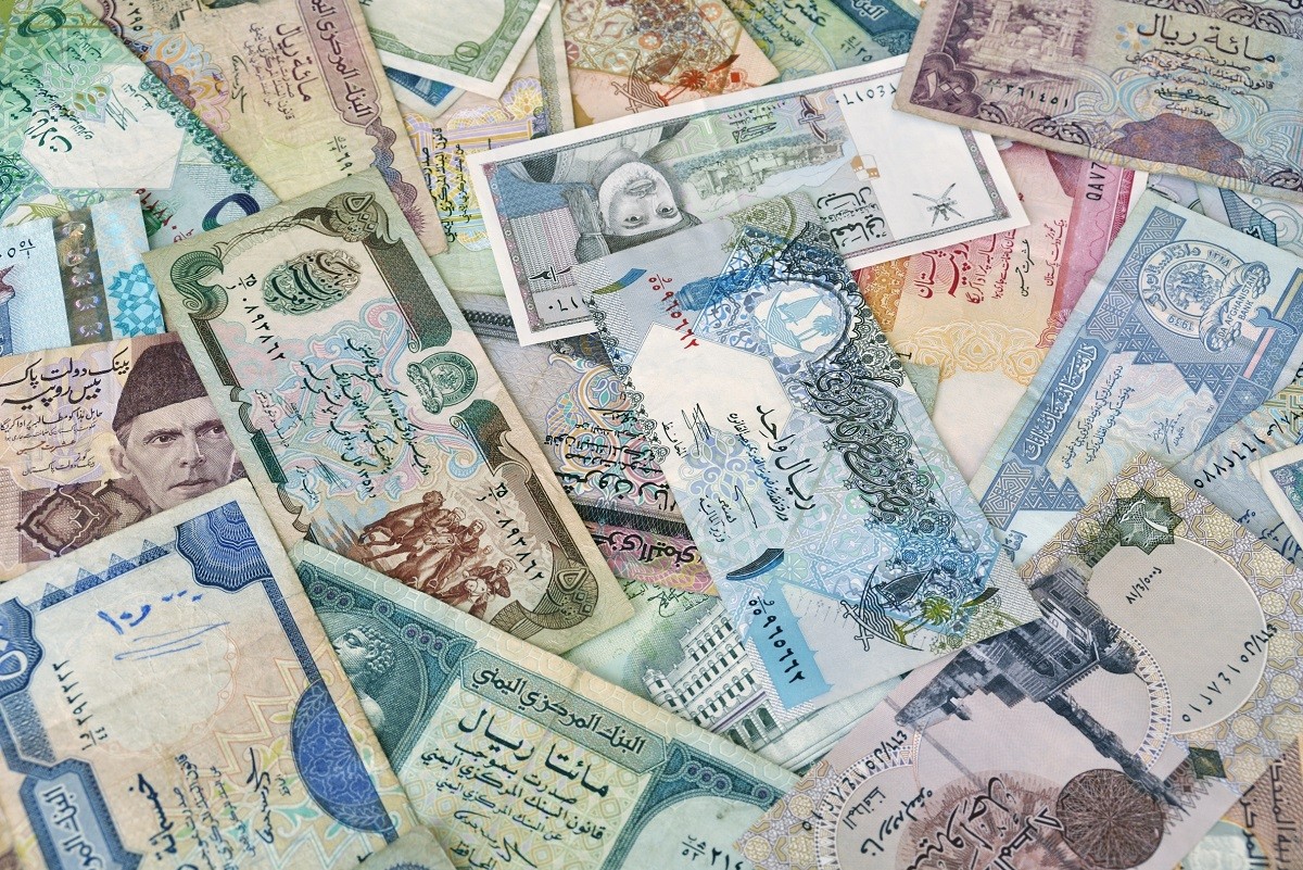 استقرار نسبي للعملات أمام الجنيه المصري مع استمرار تقلبات السوق