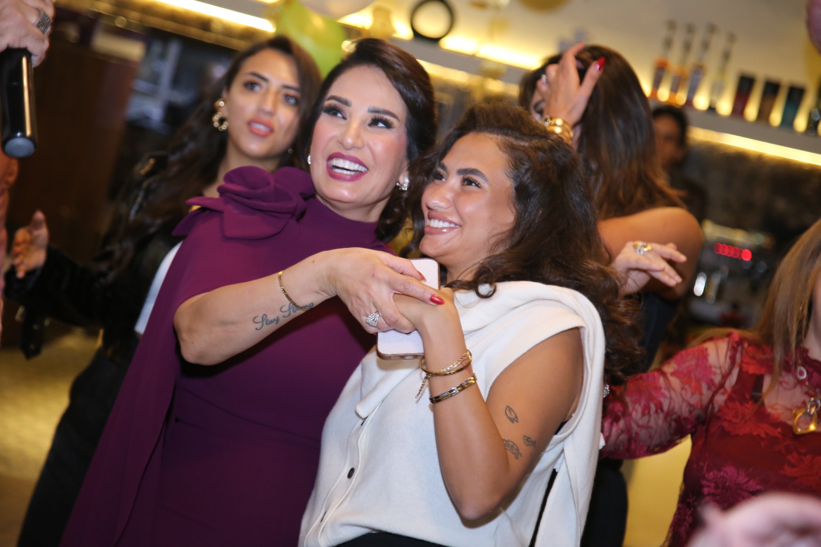 أمل رزق وابنتها لما تحتفلان بعيد ميلادهما بحضور نجوم الفن والإعلام