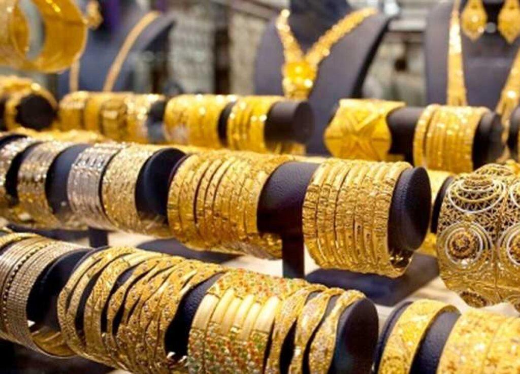 تراجع أسعار الذهب عالمياً ومحلياً مع ارتفاع طفيف للدولار وجني أرباح