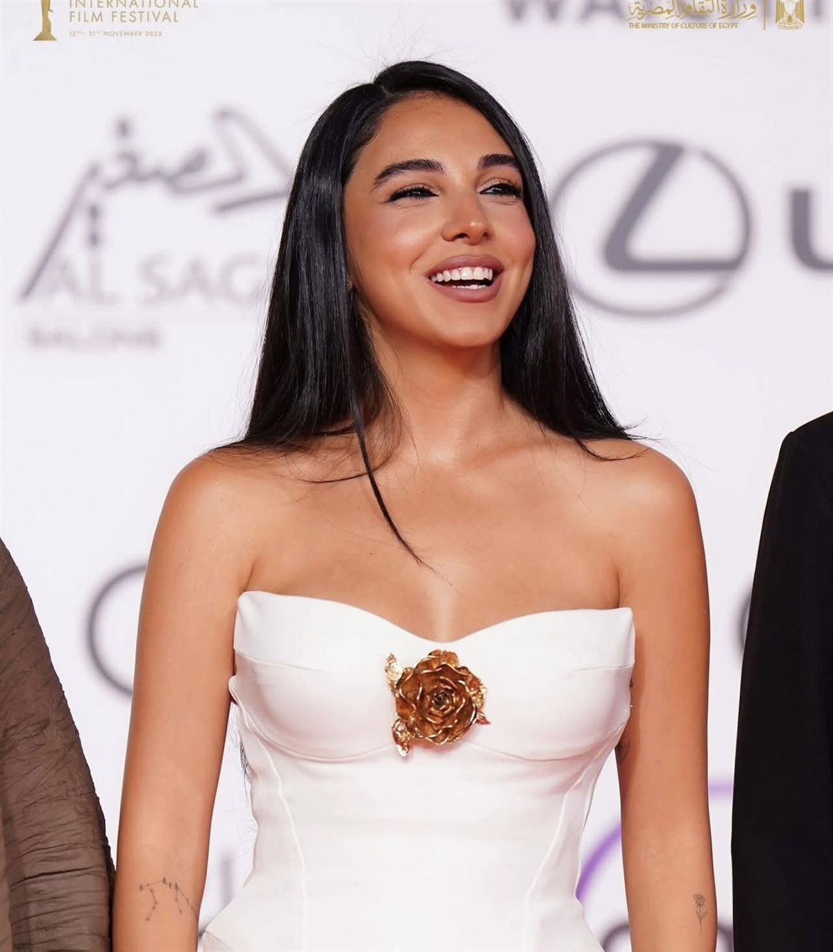 سلمى أبو ضيف تختتم مهرجان القاهرة السينمائي الدولي بفستان أبيض أنيق