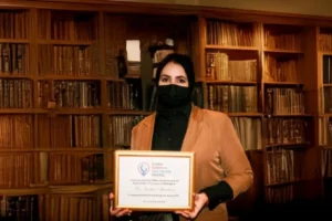الدكتورة بدور المطيري أول سعودية وعربية تتوج بجائزة المرأة العالمية في المجال الصحي