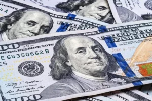 تراجع سعر الدولار في منتصف تعاملات الأحد بالبنوك المصرية