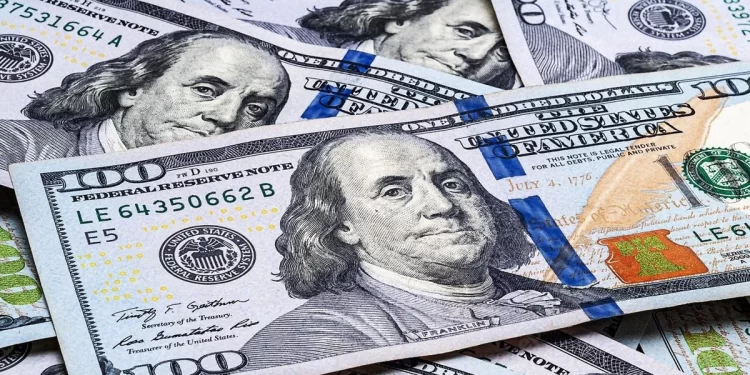 تراجع سعر الدولار في منتصف تعاملات الأحد بالبنوك المصرية