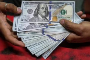 استقرار سعر الدولار أمام الجنيه في منتصف تعاملات اليوم الأحد