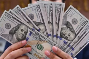 ارتفاع سعر الدولار أمام الجنيه في منتصف تعاملات الثلاثاء بالبنوك