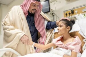 أمير القصيم يكرّم مواطنًا وجنديًا لإنقاذ طفلة في حادث مروري