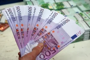تراجع سعر اليورو في منتصف تعاملات الأحد بالبنوك المصرية