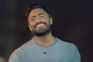 تامر حسني يثني على مسلسل “ميد تيرم” ويحتفل بالعام الجديد مع جمهوره