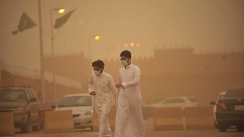رياح شديدة وعواصف ترابية وأمطار خفيفة متوقعة على عدة مناطق بالمملكة