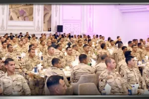 القائد العام للقوات المسلحة يلتقي مقاتلي القوات الجوية ويشاركهم الإفطار