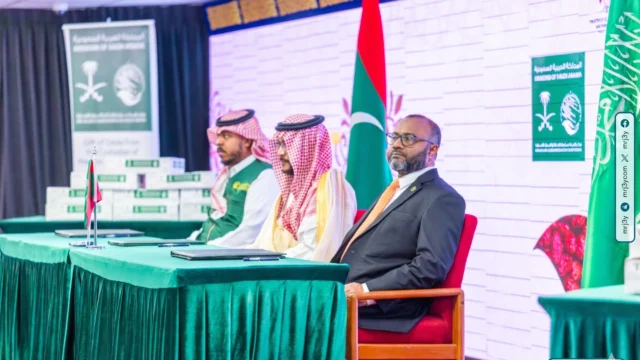 السعودية تسلم المالديف 50 طنا من التمور