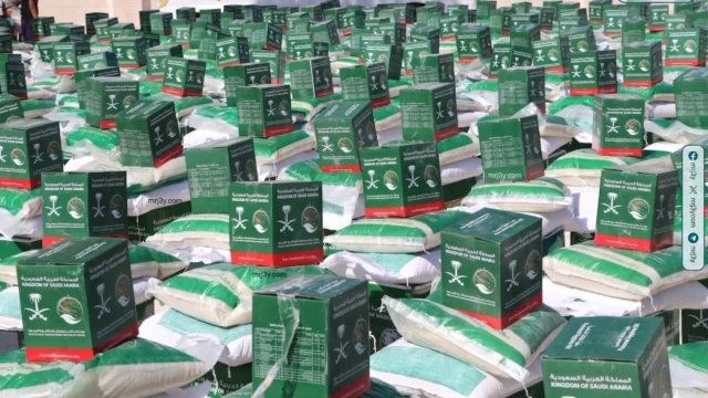 مركز الملك سلمان يوزع 2181 سلة غذائية لأسر حلب
