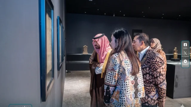 وزير الثقافة يزور المتحف الوطني بإندونيسيا