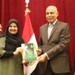 محافظ المنيا يسلم 300 عقد تقنين وفق قانون 168 لسنة 2025