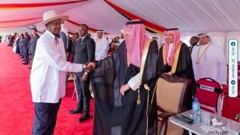 الخريجي يشارك في تنصيب موسيفيني
