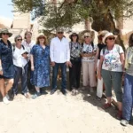 وزير السياحة يلتقي سائحين ألمان وفرنسيين في الأقصر