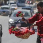 فيديو لبائع ورد مصري يثير تفاعلًا برسالة عن الحياة على مواقع التواصل