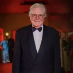 حسين فهمي يحصد جائزة شخصية العام السينمائية بمهرجان كان