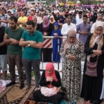 الأزهر للفتوى يوضح حكم صلاة الرجال بجوار النساء في العيد