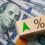 مؤشر الدولار يرتفع فوق 98.5 بدعم توقعات تثبيت الفائدة الأمريكية