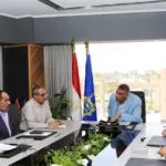 محافظ أسوان يبحث تحسين خدمات مياه الشرب والصرف