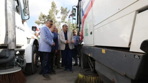محافظ الجيزة يستبعد مسؤولين بالنظافة بعد رصد تراكمات قمامة