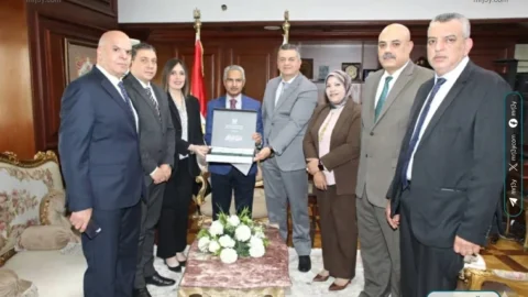 محافظ بني سويف يبحث مع البنك الزراعي دعم الأسر ومشروعات النقل