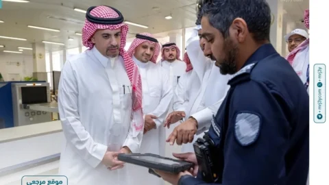 محافظ يستعرض خطط تطوير الاتصالات لخدمة الحجاج