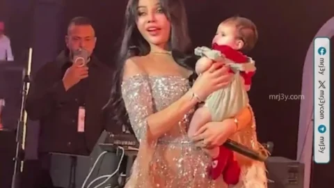 هيفاء وهبي تحمل طفلا على المسرح بحفلها الأخير بالقاهرة