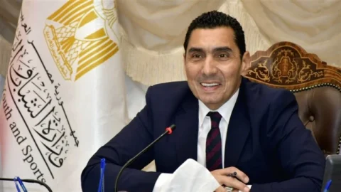 وزير الرياضة يطمئن على بعثة الزمالك بالجزائر